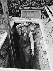 Kyrkogårdsarbetare Hjalmar Nyberg, Nyåker 1956
