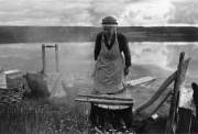 Änkefru Lovisa Alenius tvättar, Norra Tresund 1961